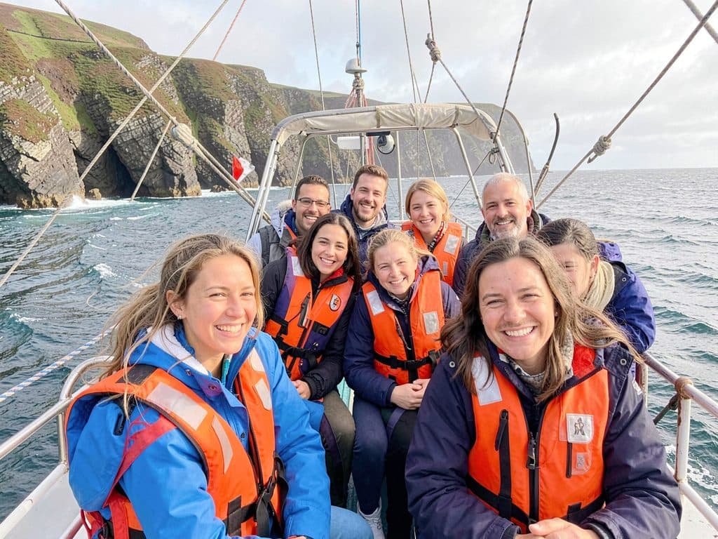 Familia y amigos disfrutando de un paseo en barco por la Costa da Morte