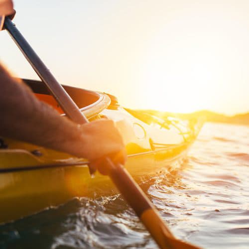 Kayak biplaza navegando por el litoral de Ponteceso en la Costa da Morte