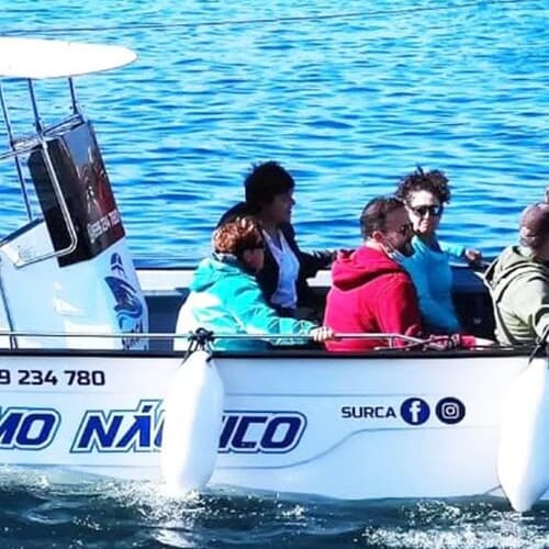 Embarcación de Surca con clientes navegando por la ría de Ponteceso